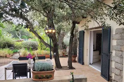 Image de zone direct à la plage, grande terrasse, cuisine d'été, équipement de qualité, four à pizza