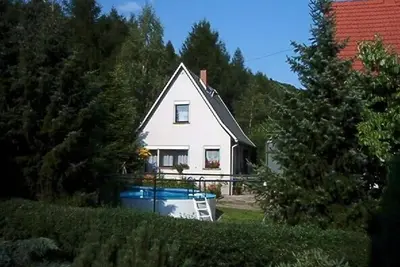 Image de Sympathique maison de vacances avec piscine en plein air, au calme dans la forêt