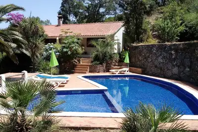 Image de belle maison de vacances au calme avec une grande piscine
