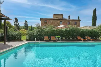 Appartement avec une belle terrasse couverte face à la piscine