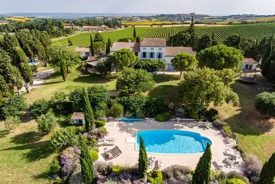 Image de Charmant appartement dans un endroit calme avec une grande piscine