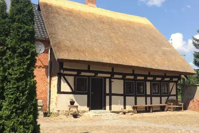 Image de Maison complète-famille-idyllique rurale-écologique. maison en boue rénovée / toit de chaume