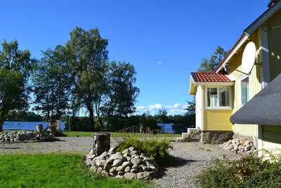 Image de Emplacement en Cisjordanie directement sur le lac avec terrasse ensoleillée, sauna et bateau