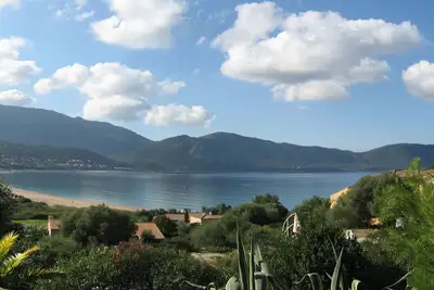 Image de Maison de vacances en bord de mer avec une vue fantastique sur la baie