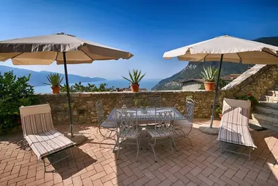 Image de Appartement dans une Rustico en pierre naturelle typique avec vue sur le lac