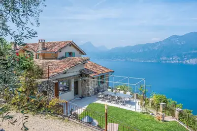 Nouvelle villa de rêve sur une colline calme avec une vue magnifique et un jardin d'oliviers