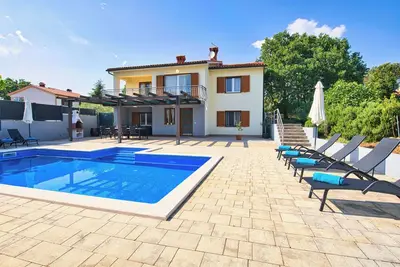 Image de Villa avec piscine privée et clôturée au bord de la mer