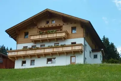 Image de Petite ferme de montagne, panorama fantastique sur les montagnes, calme, ensoleillé