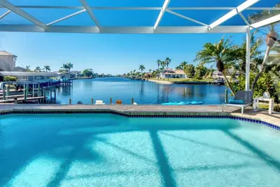 Image de Superbes vues sur l'eau, grande terrasse de piscine, maison avec table de billard et beaucoup de confort