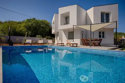 Image de villa super moderne avec piscine, mobilier luxueux, barbecue, endroit calme