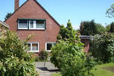 Image de 4 - **** appartement, grand jardin et une terrasse avec une chaise de plage; Situation calme