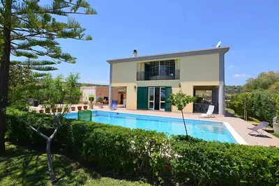 Image de Magnifique maison individuelle de 160 m2 à la campagne avec piscine privée et terrain de foot