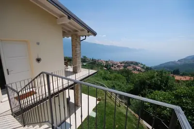 Image de Appartement meublé exclusif et de très haute qualité avec vue imprenable sur le lac