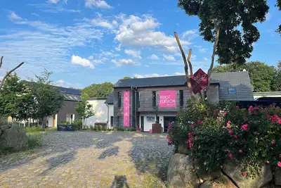 Image de Maison de vacances au bord du lac * Animaux * Art * Radeau * Séquoias * Golf * Lac de baignade * Canoë * Idylle