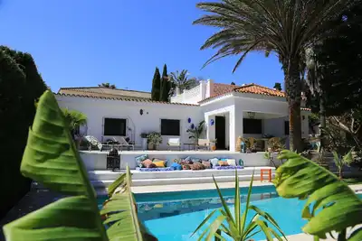 Image de Maison au calme avec piscine, grand jardin de 1200 m² et Wifi