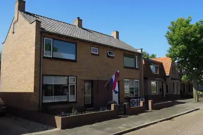 Image de Maison confortable dans un quartier calme avec un jardin verdoyant.