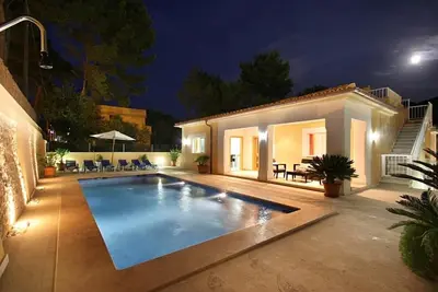 Villa de vacances avec piscine, climatisation, internet Wifi gratuit, 4 chambres, 4 salles de bain