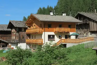 Image de Nouveau jour férié lumineux pour se détendre dans les montagnes avec une vue imprenable