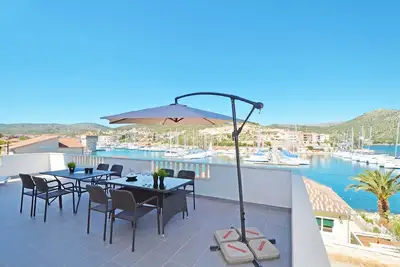 Image de Bel appartement ensoleillé de 130m2 avec emplacement fantastique et vue sur la mer