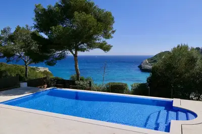 Image de Nouveau bâtiment, 1ère ligne mer et plage, une grande piscine avec un bain à remous pour 8 personnes