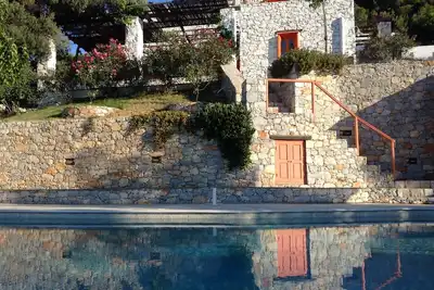Villa avec piscine d'eau salée et une plage privée dans un endroit calme fantastique
