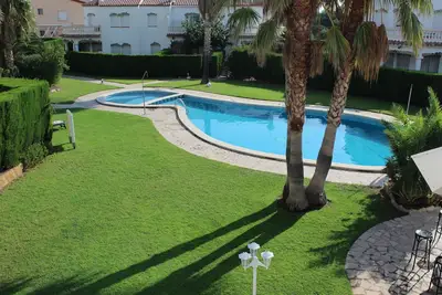 Complexe de bungalows familial avec beaucoup de verdure et une grande piscine