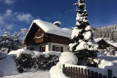 Image de Maison de campagne élégante près de la vieille ville avec un grand jardin