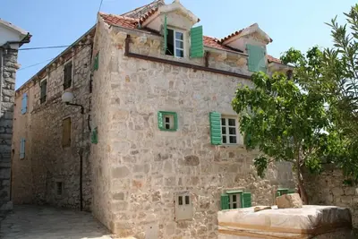 Image de Maison en pierre rénovée avec amour avec cour et barbecue en brique