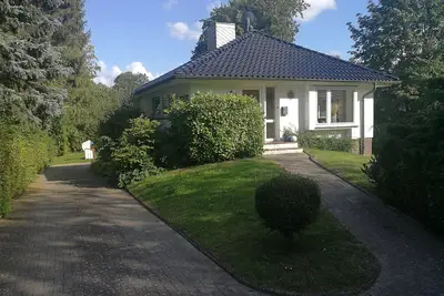 Image de Bungalow de vacances avec jardin, à seulement 3 minutes de la plage