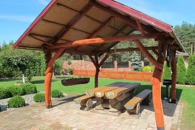 Image de Maison de style confortable dans un emplacement idyllique et paisible, grand jardin, abri voiture