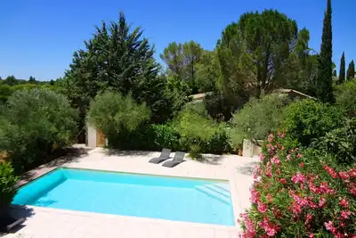 Image de Au calme à Uzès, 70m² avec 2 ch. , clim. , piscine 10x5, grd jardin, terrasse, Wifi