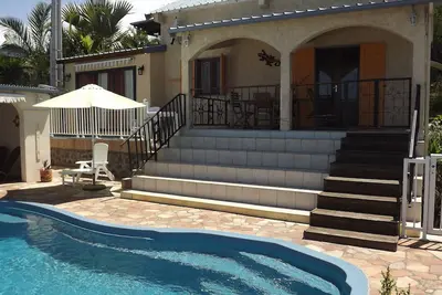Image de Villa créole avec piscine et pool-house face à la mer
