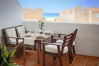 Très bel appartement dans un emplacement privilégié sur la plage avec terrasse et vue sur la mer