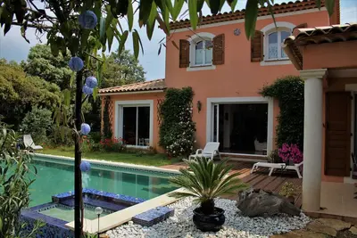 Image de villa sur terrain en restanque arboré  avec belle piscine / spa, à 1km de la mer