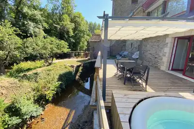Image de Moulin, bord de l'eau grande terrasse 90m2 avec jaccuzi, proche mer