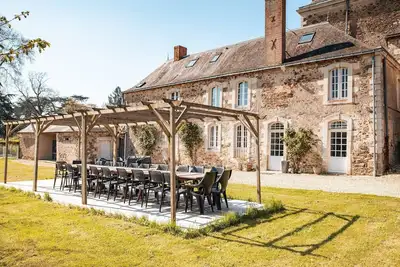 Image de Aile d'un château XVIIIe, piscine privée, chauffée sur demande