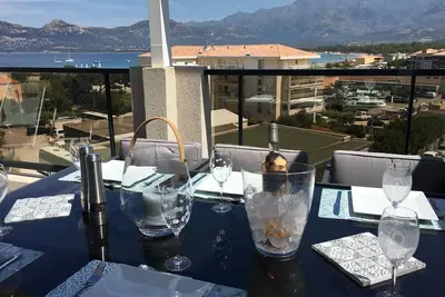 Image de Superbe appartement de haut standing vue sur mer et montagne 100 m de la plage