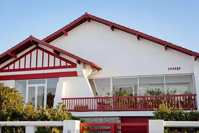 Ravissante Maison en front de mer à Hendaye avec Jardin