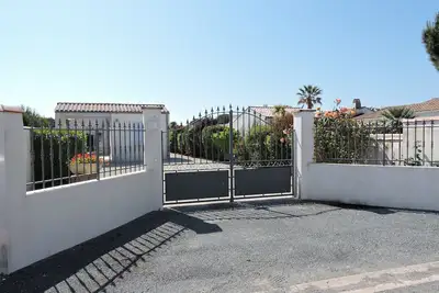 Villa contemporaine avec terrasse et cour 10min. de la plage et du centre ville