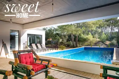 Image de maison d'architecte avec piscine chauffée, à 250m de plage, face à la forêt