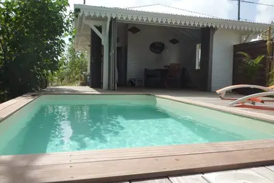 Image de Deux bungalows nichés dans un jardin tropical avec piscines privées et vue mer