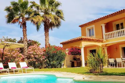 Image de Villa calme Plage 10 ' à pied Spa extérieur Piscine Chauffée Boulodrome
