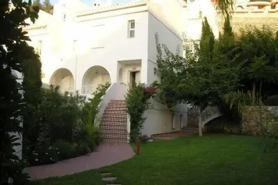 Image de Villa avec jardin tropical privé de 600 m². Piscine et tennis