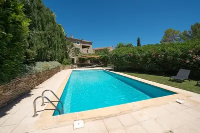 Image de Mas des hirondelles avec piscine chauffée, tennis privé, proche d'Uzès.