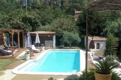 Image de Villa Provençale très calme avec piscine et terrain de pétanque privés.