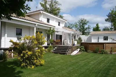 Image de villa contemporaine en bois grand volume, piscine chauffée, plage 4km, 2 à 10 pers