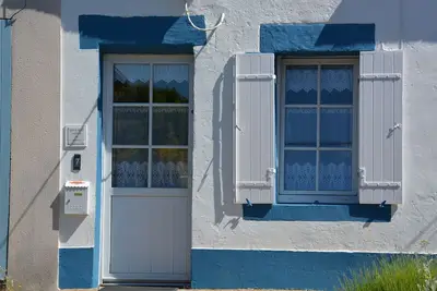 Image de la maison des grands parents au bord de la mer  - L'Abeille qui gîte