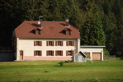 Image de Ferme traditionnelle du haut- jura au pied des pistes avec borne de recharge