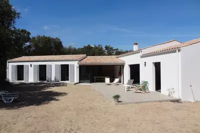Image de Villa De Standing A 100 M De La Mer Dans Un Site PRIVILÉGIÉ