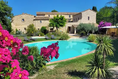 Mas PROVENÇAL haut de gamme TRÈS Grande Piscine prox Avignon 15 à 19 personnes.